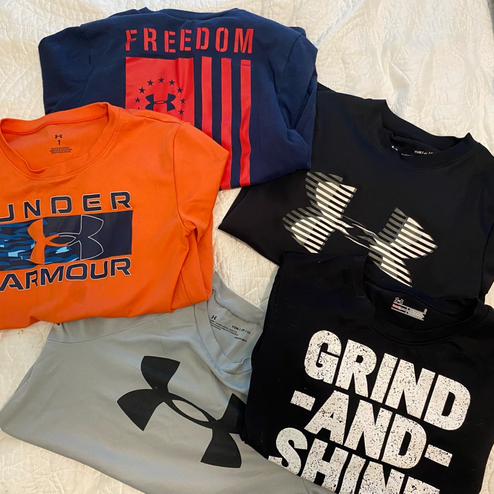 Under Armour short sleeve shirt bundle. Boy youth small.